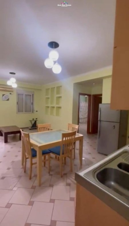 Tirane, jepet me qera 2+1 Kati 2, 74 m² 650 € (prane Bllokut te Ambasades,)