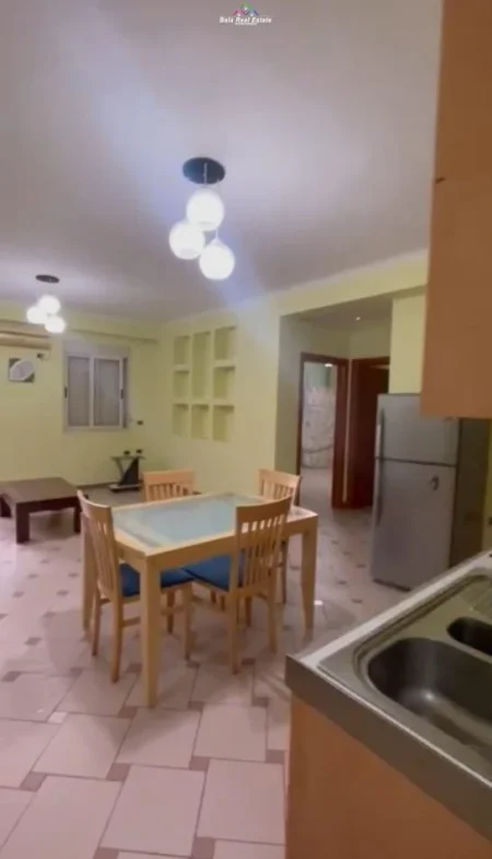 Tirane, jepet me qera 2+1 Kati 2, 74 m² 650 € (prane Bllokut te Ambasades,)