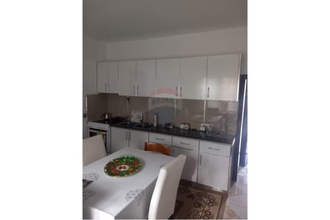 Tirane, jepet me qera shtepi , 300 € (Institut)