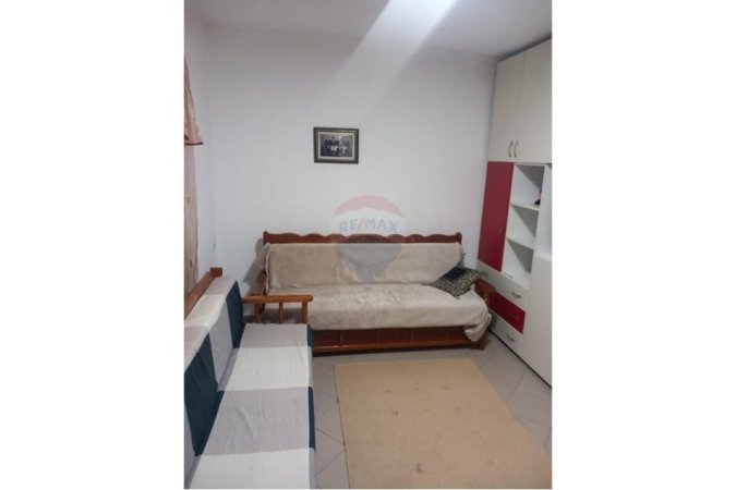 Tirane, jepet me qera shtepi , 300 € (Institut)