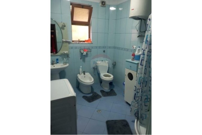 Tirane, jepet me qera shtepi , 300 € (Institut)