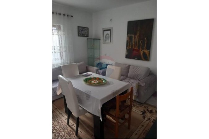 Tirane, jepet me qera shtepi , 300 € (Institut)