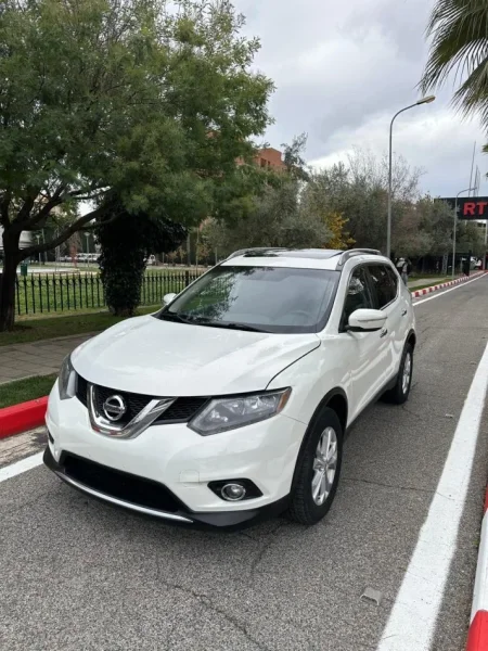 Tirane, shes makine Nissan Rogue Benzin, e bardhë automatik Kondicioner 192.000 km 8.800 €