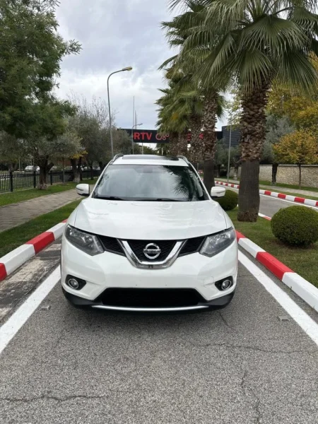 Tirane, shes makine Nissan Rogue Benzin, e bardhë automatik Kondicioner 192.000 km 8.800 €