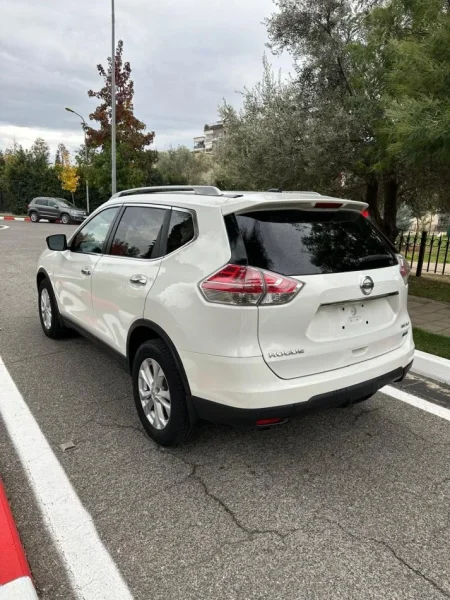 Tirane, shes makine Nissan Rogue Benzin, e bardhë automatik Kondicioner 192.000 km 8.800 €