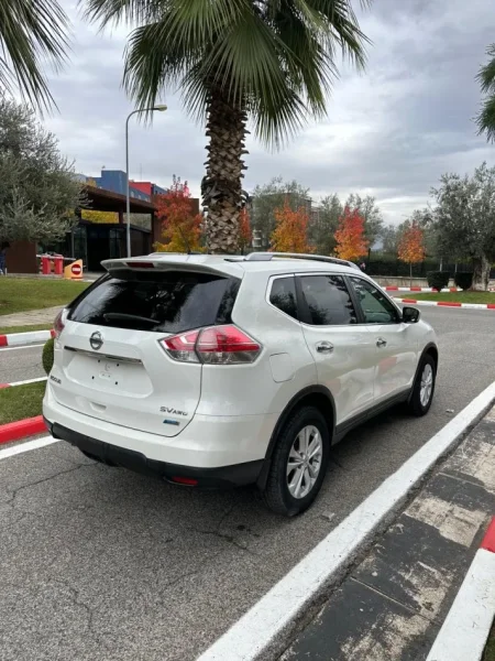 Tirane, shes makine Nissan Rogue Benzin, e bardhë automatik Kondicioner 192.000 km 8.800 €