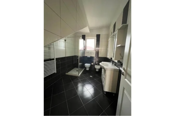 Tirane, jepet me qera Vile , 1.800 € (prane Teg)