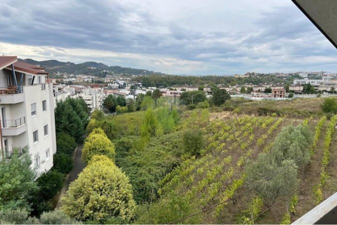 Tirane, jepet me qera Vile , 1.800 € (prane Teg)