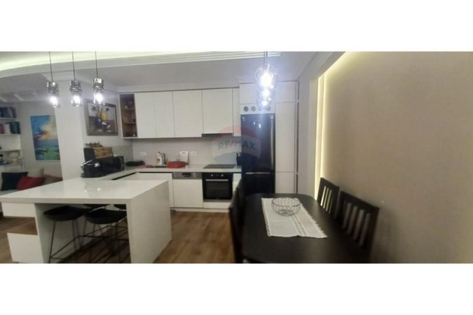Tirane, jepet me qera apartament 2+1 , 750 € (Xhamllik)