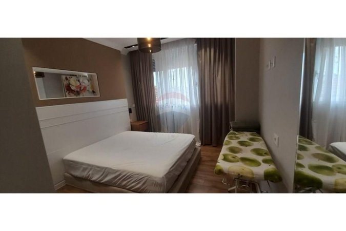 Tirane, jepet me qera apartament 2+1 , 750 € (Xhamllik)