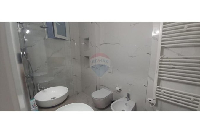 Tirane, jepet me qera apartament 2+1 , 750 € (Xhamllik)