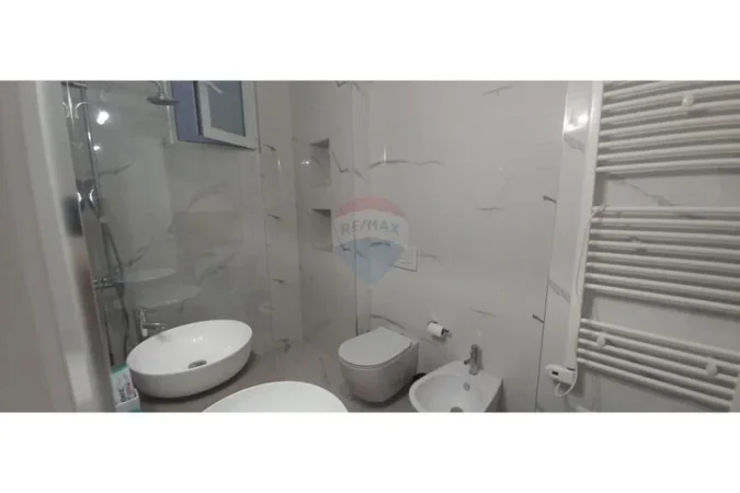 Tirane, jepet me qera apartament 2+1 , 750 € (Xhamllik)