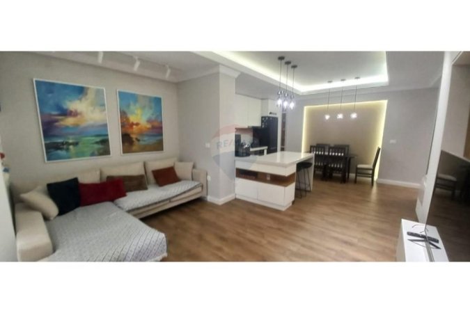Tirane, jepet me qera apartament 2+1 , 750 € (Xhamllik)