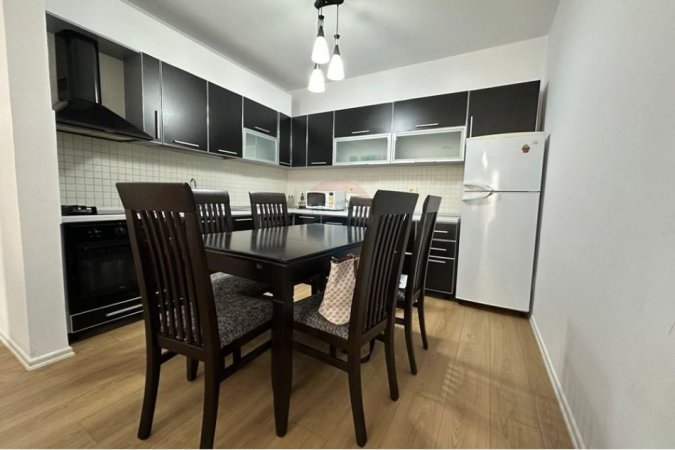 Tirane, jepet me qera apartament 2+1 , 800 € (Stadiumi Dinamo)