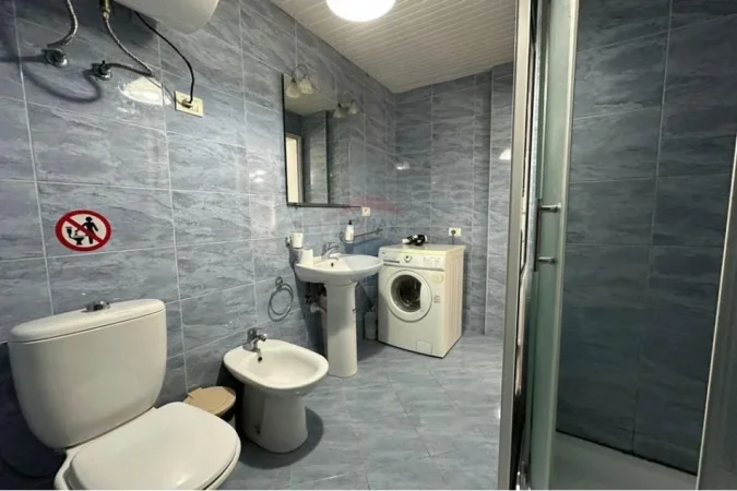 Tirane, jepet me qera apartament 2+1 , 800 € (Stadiumi Dinamo)