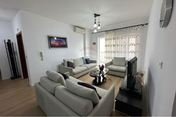 Tirane, jepet me qera apartament 2+1 , 800 € (Stadiumi Dinamo)