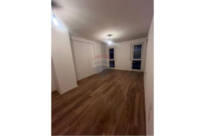 Tirane, jepet me qera apartament 2+1 , 300 € (Univers City)