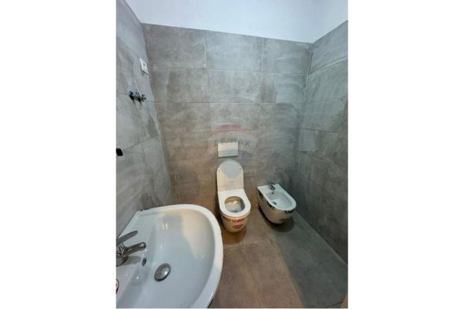 Tirane, jepet me qera apartament 2+1 , 300 € (Univers City)