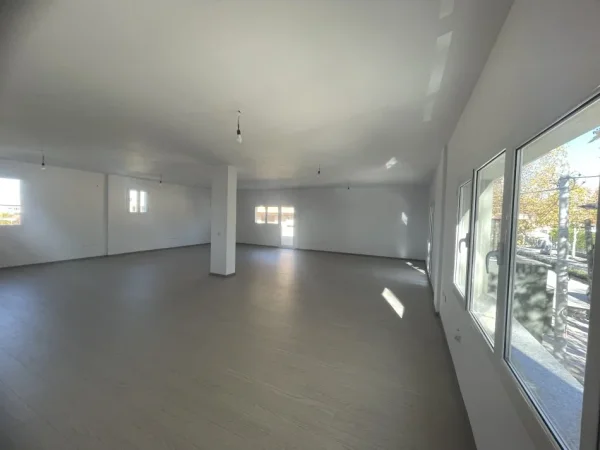 Fier, jap me qera ambjent biznesi Kati 2, 236 m2 ,600 € (Teodori 2 Muzaka)