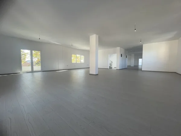 Fier, jap me qera ambjent biznesi Kati 2, 236 m2 ,600 € (Teodori 2 Muzaka)