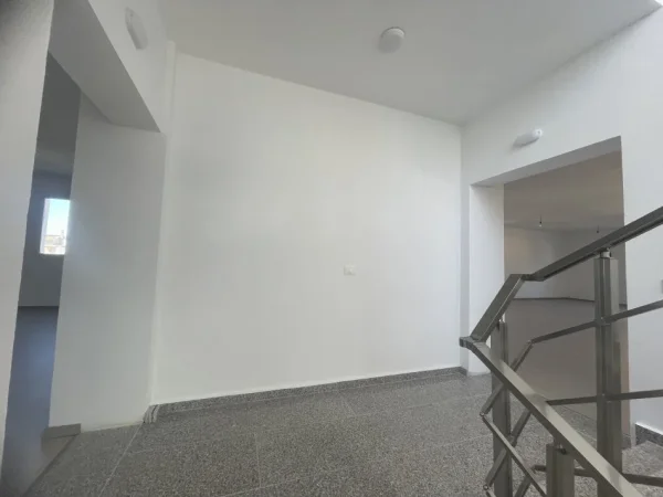 Fier, jap me qera ambjent biznesi Kati 2, 236 m2 ,600 € (Teodori 2 Muzaka)