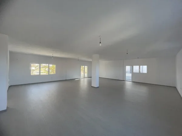 Fier, jap me qera ambjent biznesi Kati 2, 236 m2 ,600 € (Teodori 2 Muzaka)