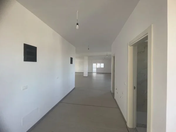 Fier, jap me qera ambjent biznesi Kati 2, 236 m2 ,600 € (Teodori 2 Muzaka)