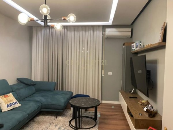 Tirane, jepet me qera apartament 2+1 Kati 8, 100 m² 600 € 