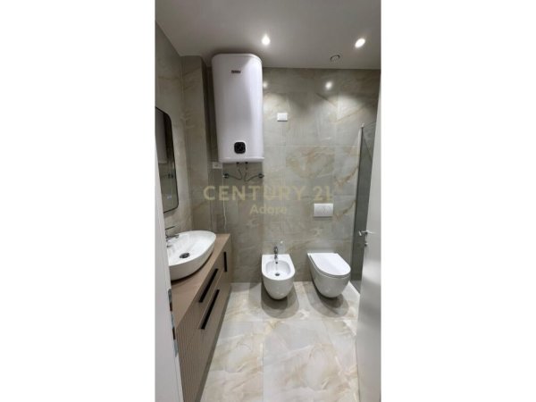 Tirane, jepet me qera apartament 2+1+Aneks+Ballkon Kati 8, 126 m² 2.000 € (Liqeni i Tiranes)