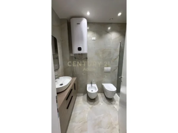 Tirane, jepet me qera apartament 2+1+Aneks+Ballkon Kati 8, 126 m² 2.000 € (Liqeni i Tiranes)