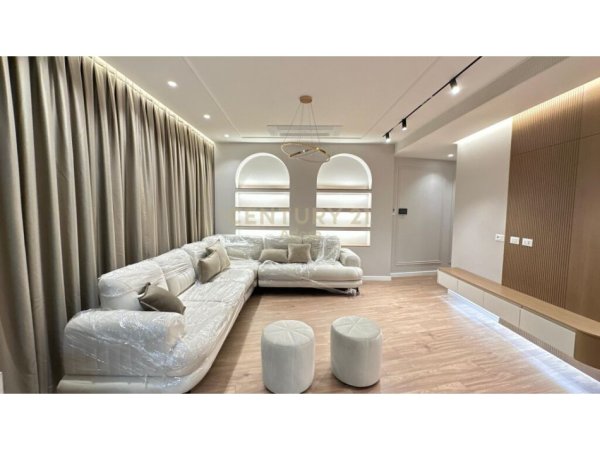 Tirane, jepet me qera apartament 2+1+Aneks+Ballkon Kati 8, 154 m² (Lake View)