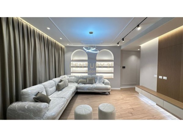 Tirane, jepet me qera apartament 2+1+Aneks+Ballkon Kati 8, 154 m² (Lake View)