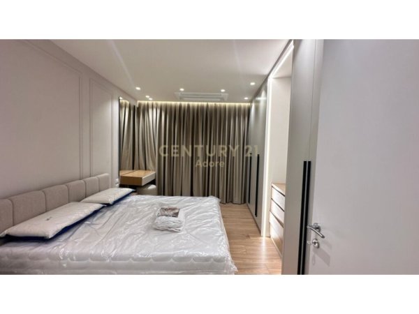 Tirane, jepet me qera apartament 2+1+Aneks+Ballkon Kati 8, 154 m² (Lake View)
