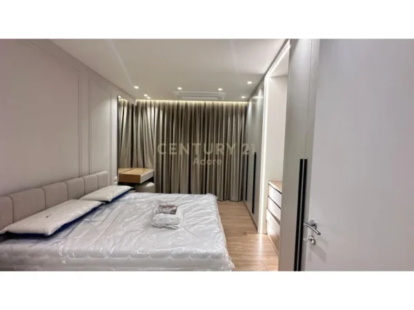 Tirane, jepet me qera apartament 2+1+Aneks+Ballkon Kati 8, 154 m² (Lake View)