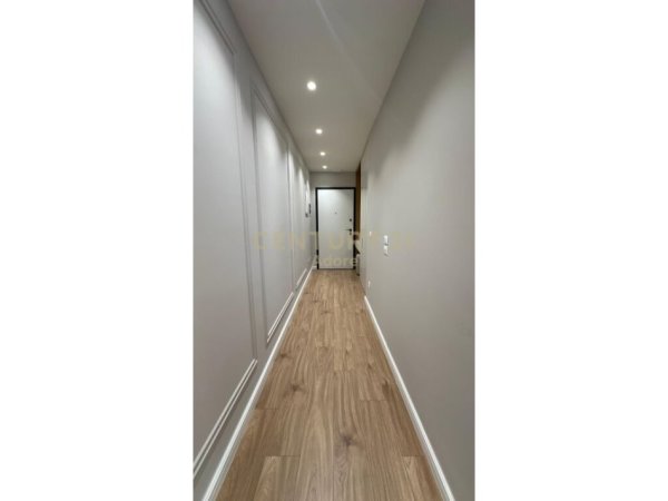 Tirane, jepet me qera apartament 2+1+Aneks+Ballkon Kati 8, 154 m² (Lake View)