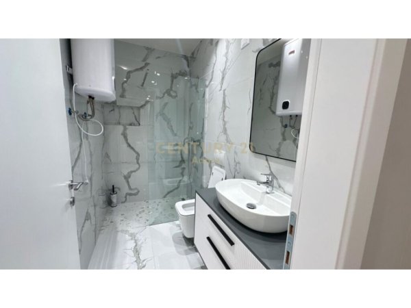 Tirane, jepet me qera apartament 2+1+Aneks+Ballkon Kati 8, 154 m² (Lake View)