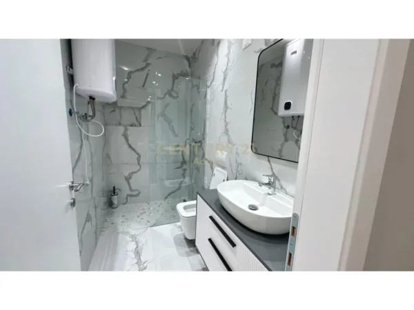 Tirane, jepet me qera apartament 2+1+Aneks+Ballkon Kati 8, 154 m² (Lake View)