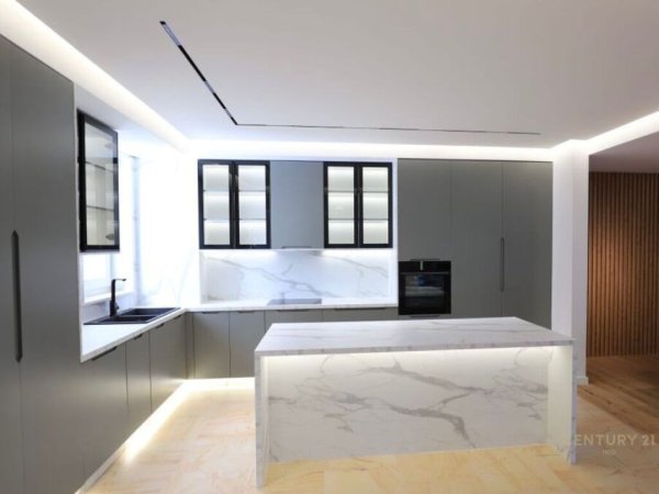 Tirane, jepet me qera Vile 3 Katshe Kati 3, 800 m² 5.000 € (Petrele)