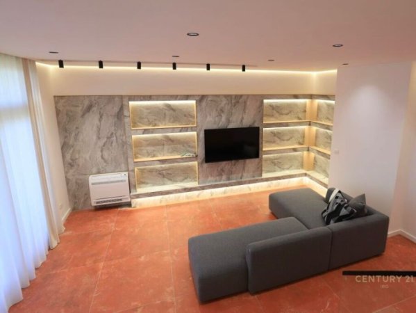 Tirane, jepet me qera Vile 3 Katshe Kati 3, 800 m² 5.000 € (Petrele)