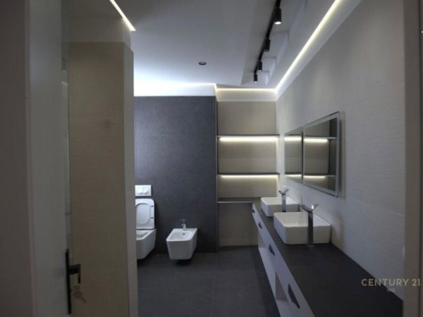 Tirane, jepet me qera Vile 3 Katshe Kati 3, 800 m² 5.000 € (Petrele)