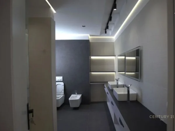 Tirane, jepet me qera Vile 3 Katshe Kati 3, 800 m² 5.000 € (Petrele)