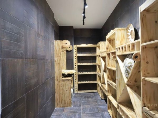 Tirane, jepet me qera Vile 3 Katshe Kati 3, 800 m² 5.000 € (Petrele)