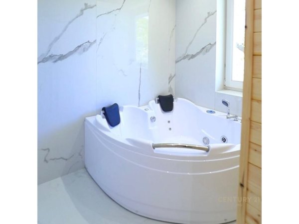 Tirane, jepet me qera Vile 3 Katshe Kati 3, 800 m² 5.000 € (Petrele)