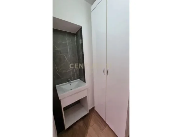 Tirane, jepet me qera ambjent biznesi Kati 0, 100 m² 1.200 € (Gjimnazi Petro Nini Luarasi, Tiranë)