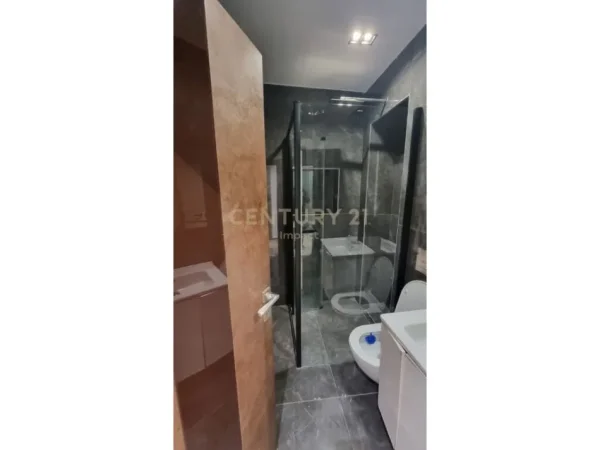 Tirane, jepet me qera ambjent biznesi Kati 0, 100 m² 1.200 € (Gjimnazi Petro Nini Luarasi, Tiranë)