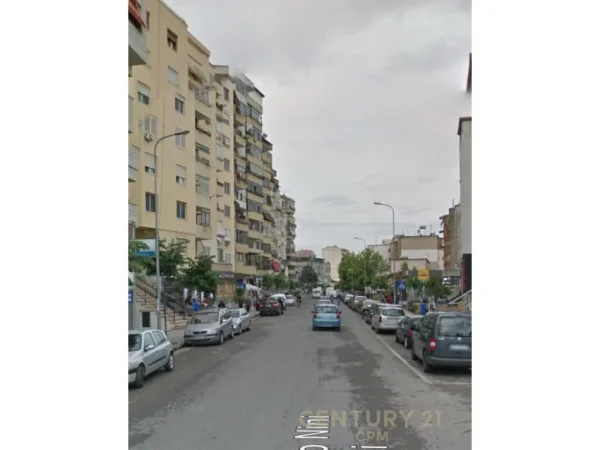 Tirane, jepet me qera zyre Kati 4, 700 m² 7.000 € (Ali Demi)