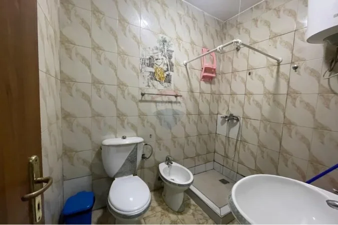 Tirane, jepet me qera apartament 1+1 , 650 € (Komuna e Parisit)
