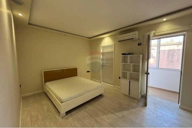 Tirane, jepet me qera apartament 2+1 , 800 € (Sheshi Wilson)