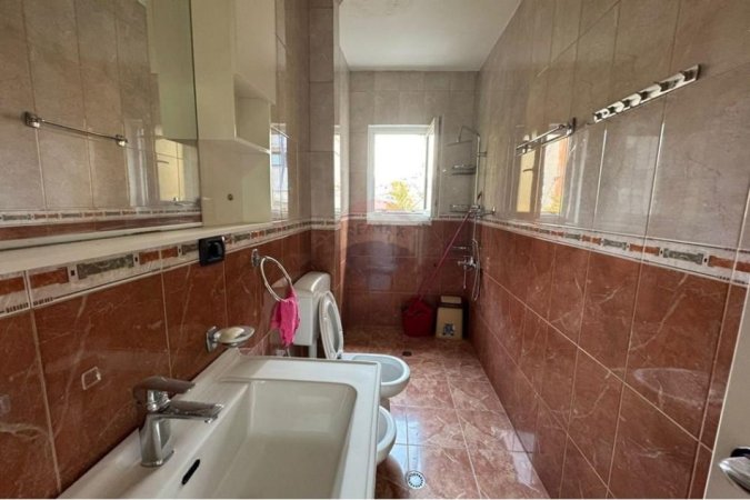 Tirane, jepet me qera apartament 2+1 , 800 € (Sheshi Wilson)