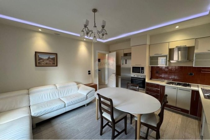 Tirane, jepet me qera apartament 2+1 , 800 € (Sheshi Wilson)